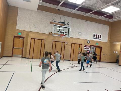 4th grade students enjoying a basketball game